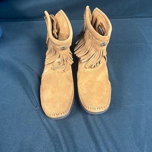 Minnetonka Women’s Brown Zip Up High Top Boot (2919)